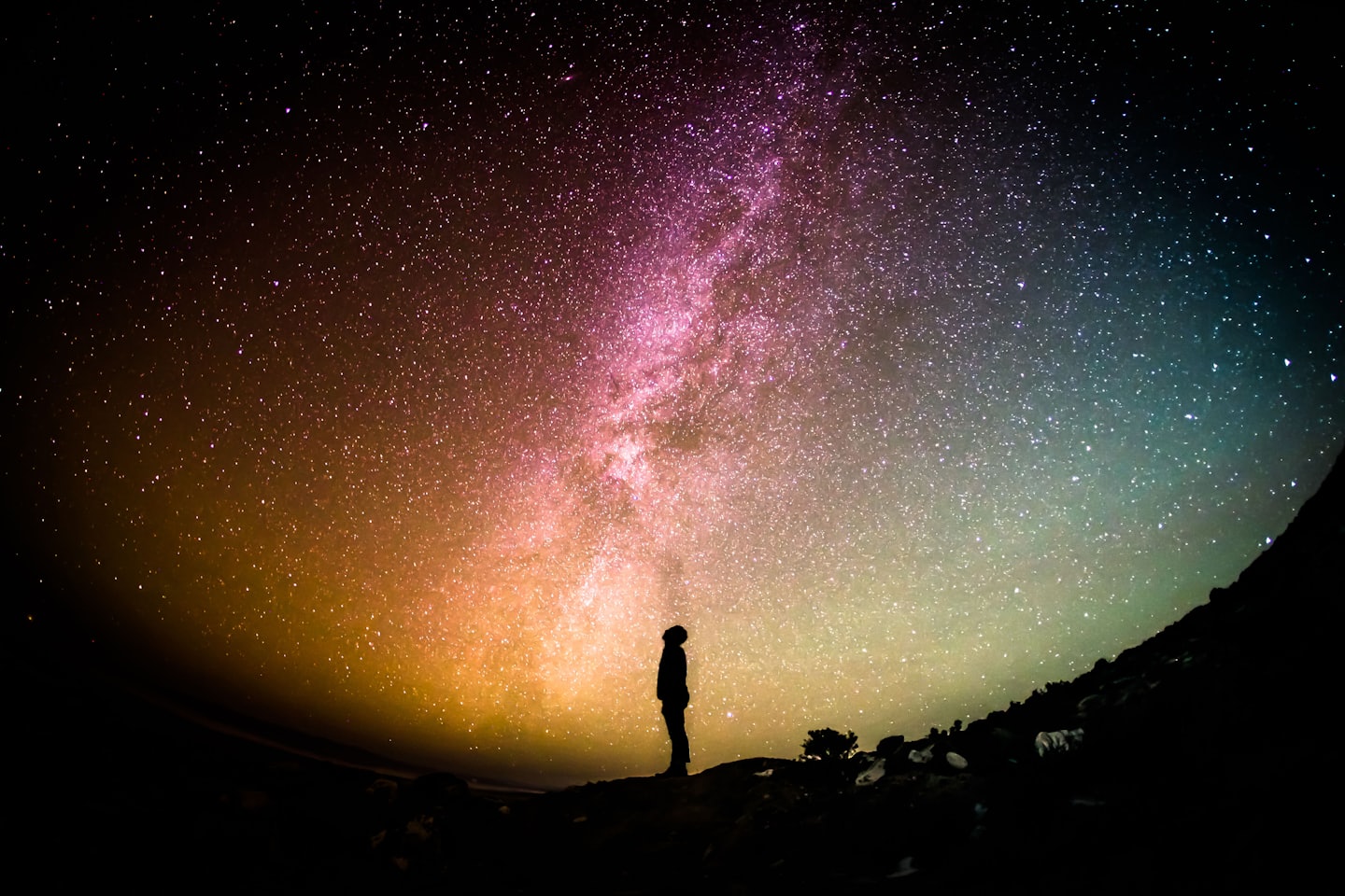 Una persona sotto la Via Lattea: il microcosmo che guarda il macrocosmo